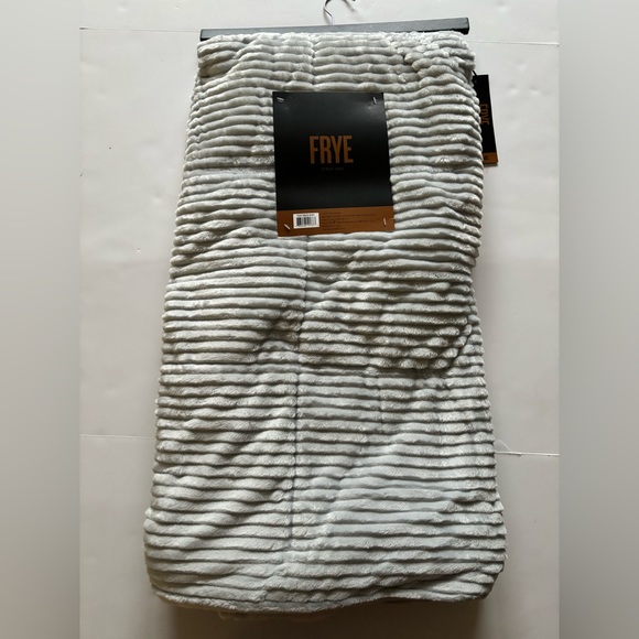 FRYE Corduroy Plush Blanket Throw -Powder Blue/Cream -TH4738GD-9101 -50" x 60" - Picture 8 of 10